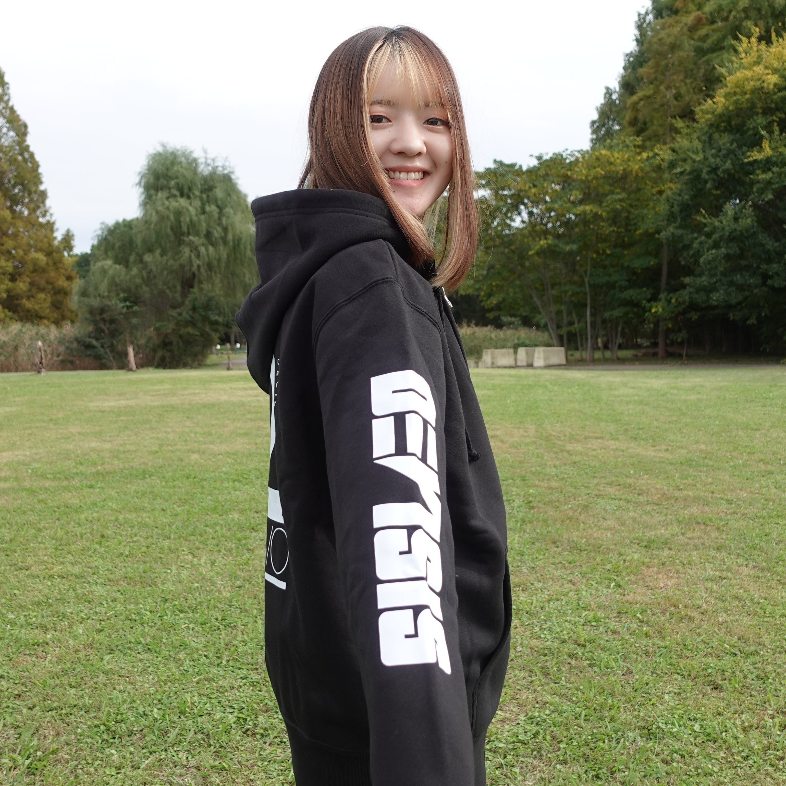 【限定100枚】DEVITWO パーカー（黒/白）